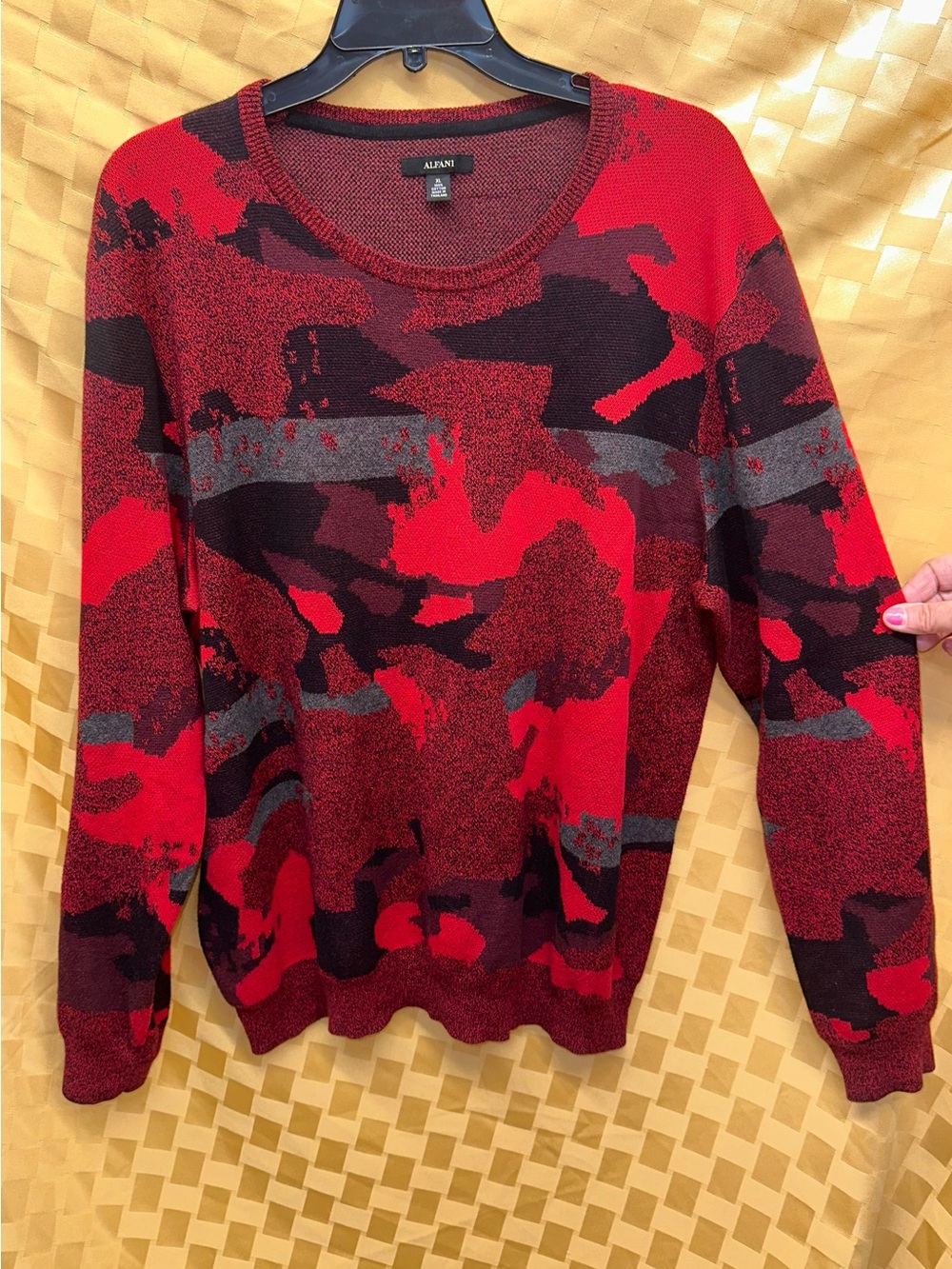 Alfani Men's Red and Black Camouflage Crewneck Sweater